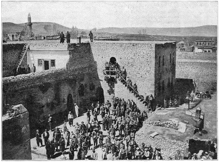 Kurden en Armeniërs in de nieuwe gevangenis te Erzeroem.