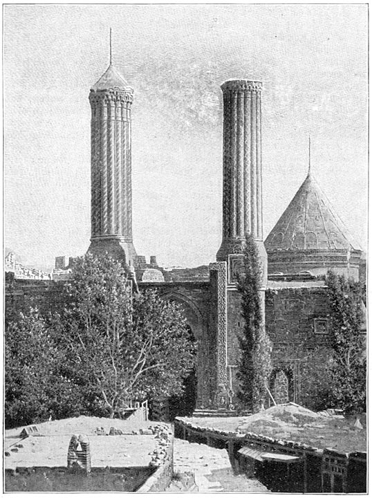 De tchifté-minarets te Erzeroem met den koepel van de Imarett Cumbett.