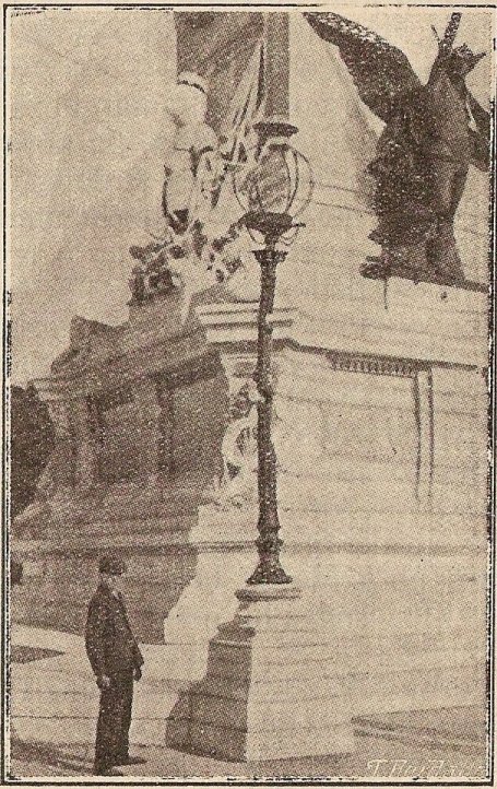 Candieiro furado pelas balas na Avenida da Liberdade