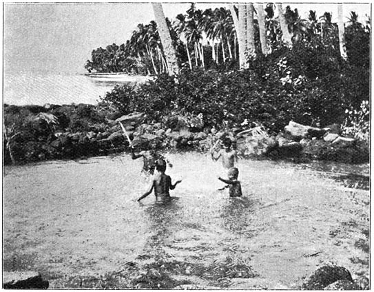 Samoaansche kinderen aan het strand.