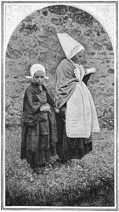 Vrouw en klein meisje uit Crozon op weg naar de mis.