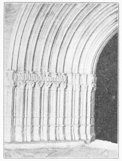 MIÑANO-MAYOR Detalle de la puerta de la iglesia. (Fotografías L. E.)