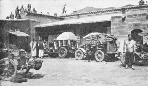 Die Automobile im Hofe der Russisch-Chinesischen Bank in Kalgan.