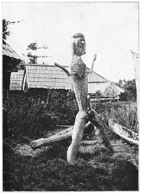 Afb. 13. Ziekten afwerend houten beeld vóór den ingang van een dajaksch dorpje.