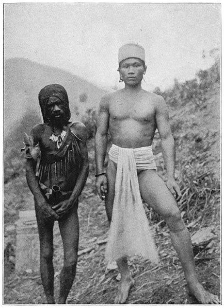 Afb. 27. Dajak en Papoea uit Centraal Nieuw-Guinee.