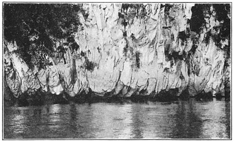 Afb. 65. Kalkrotsen in de Kelai-rivier.