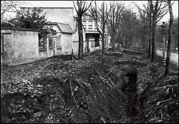 Illustration: Photograph of the trench in the Boulevard Jeanne-d’Arc.