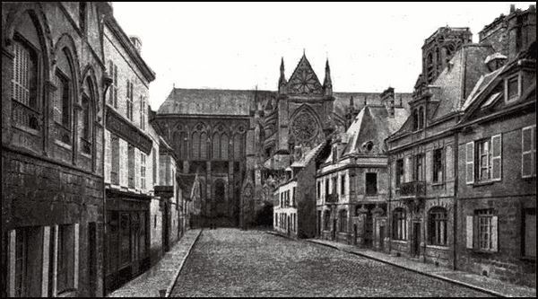 Photograph of the Place du Cloître in 1914.