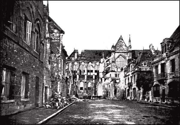 Photograph of the Place du Cloître in 1918.