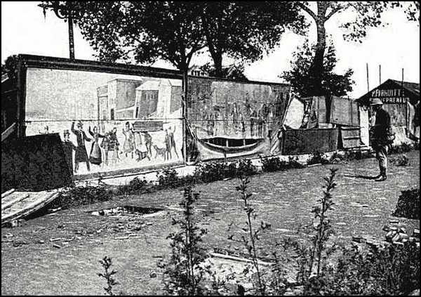 Photograph of the Pont-Neuf camouflaged.