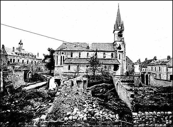 Photograph of the Church of St-Waast in 1917.