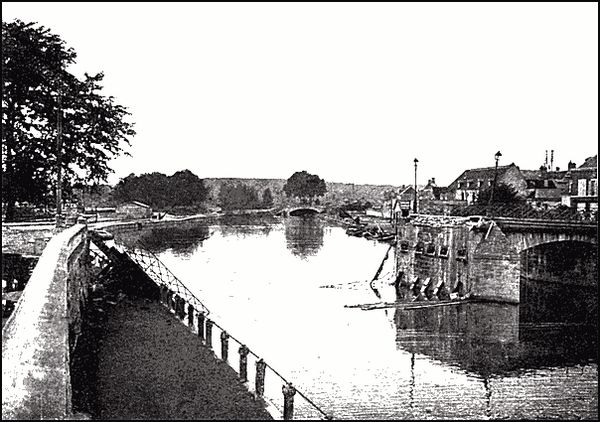 Illustration:Photograph of the Pont St-Waast or Pont des Anglais.
