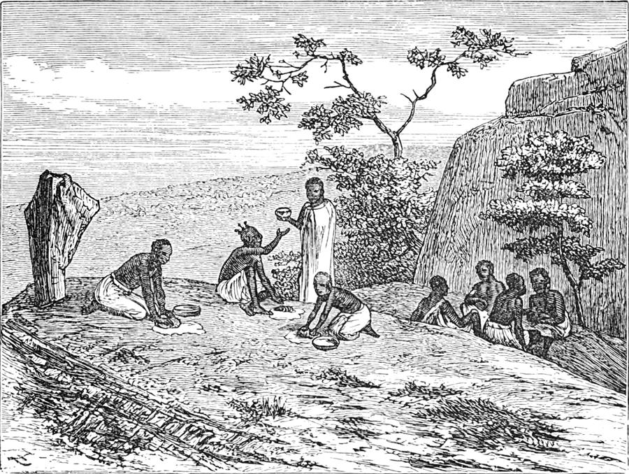 Zwei Männer   mahlen Mehl, während die anderen warten