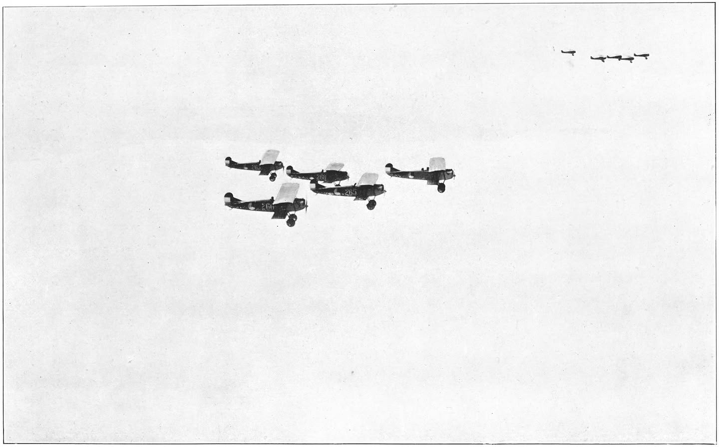 Afb. 9. Escadrilles van Zee- en Landmacht, die ons begeleidden bij het vertrek.
