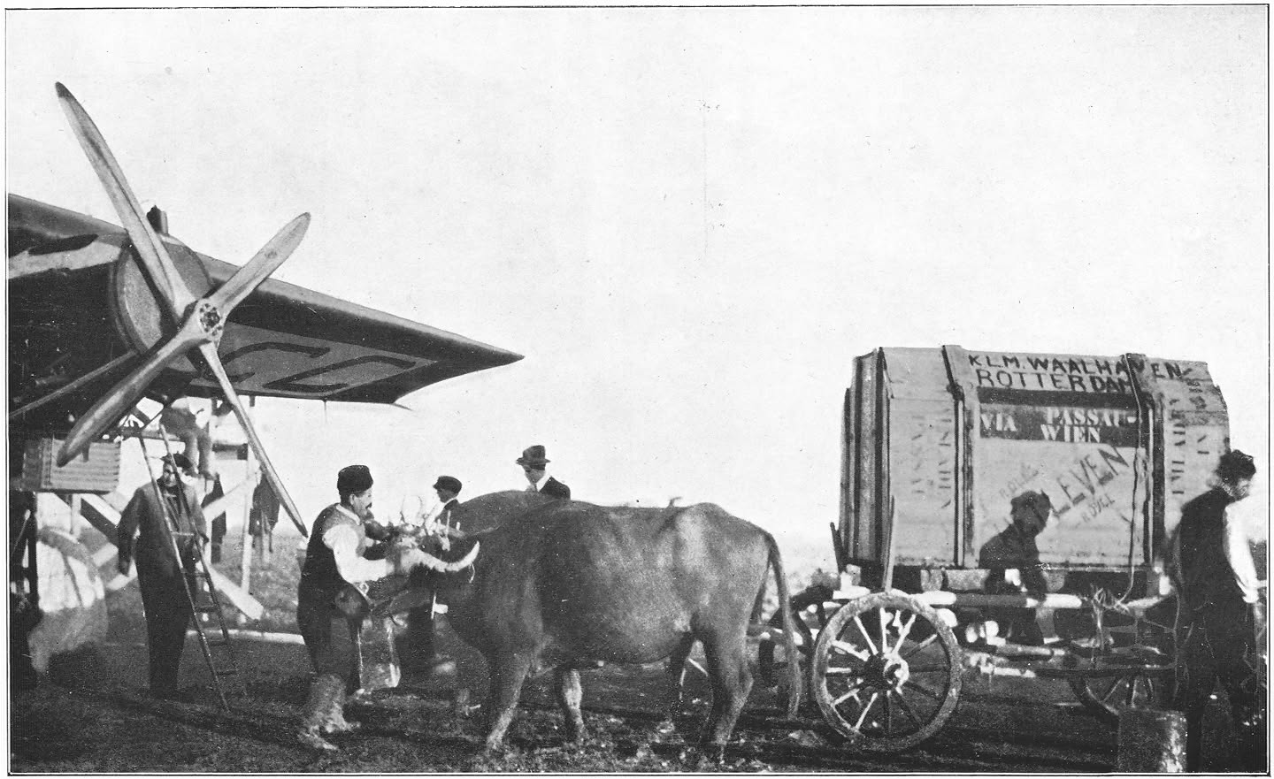 Afb 26. De oude motor wordt weggevoerd.