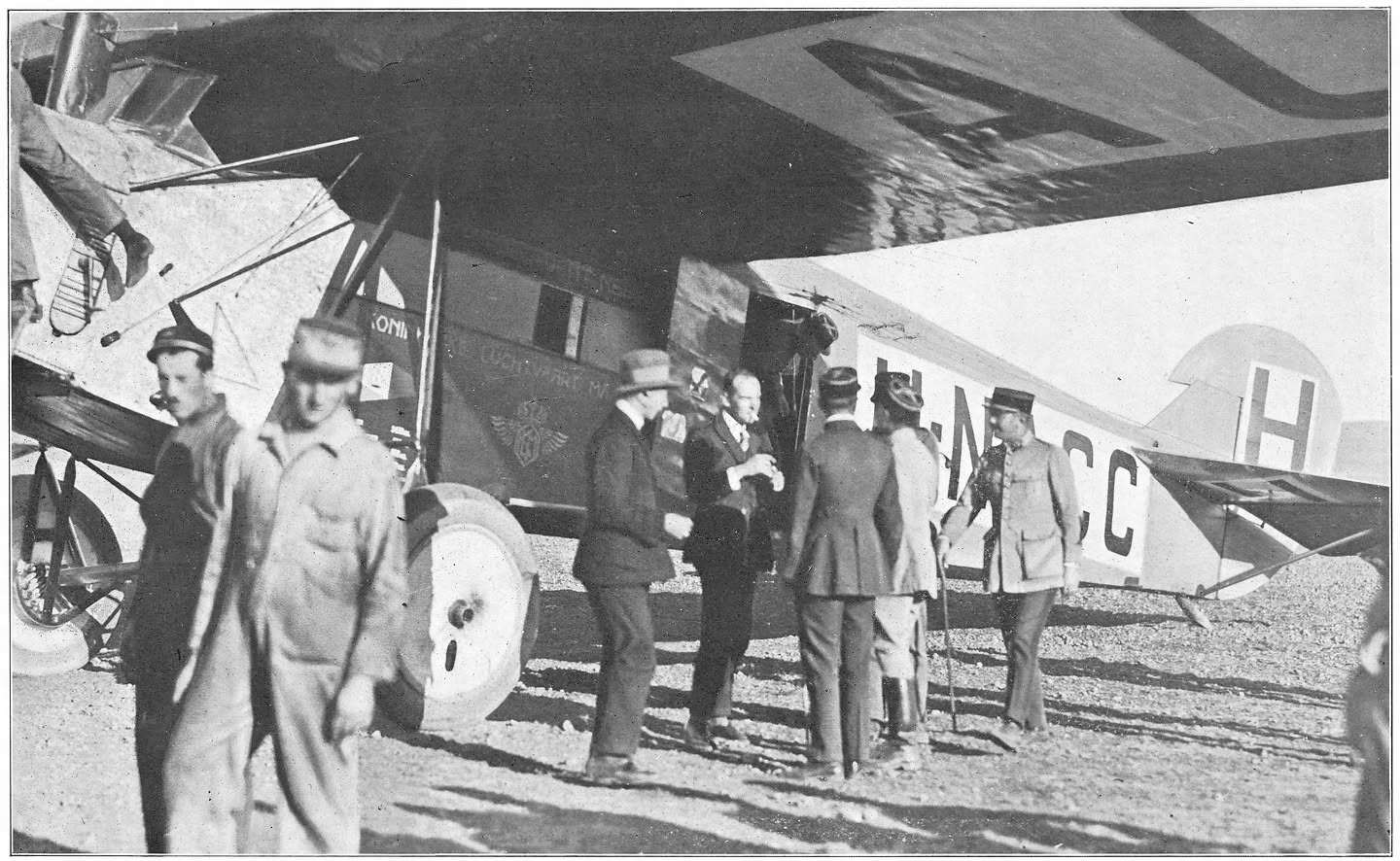 Afb. 38. Bij de Fransche vliegers te Aleppo.