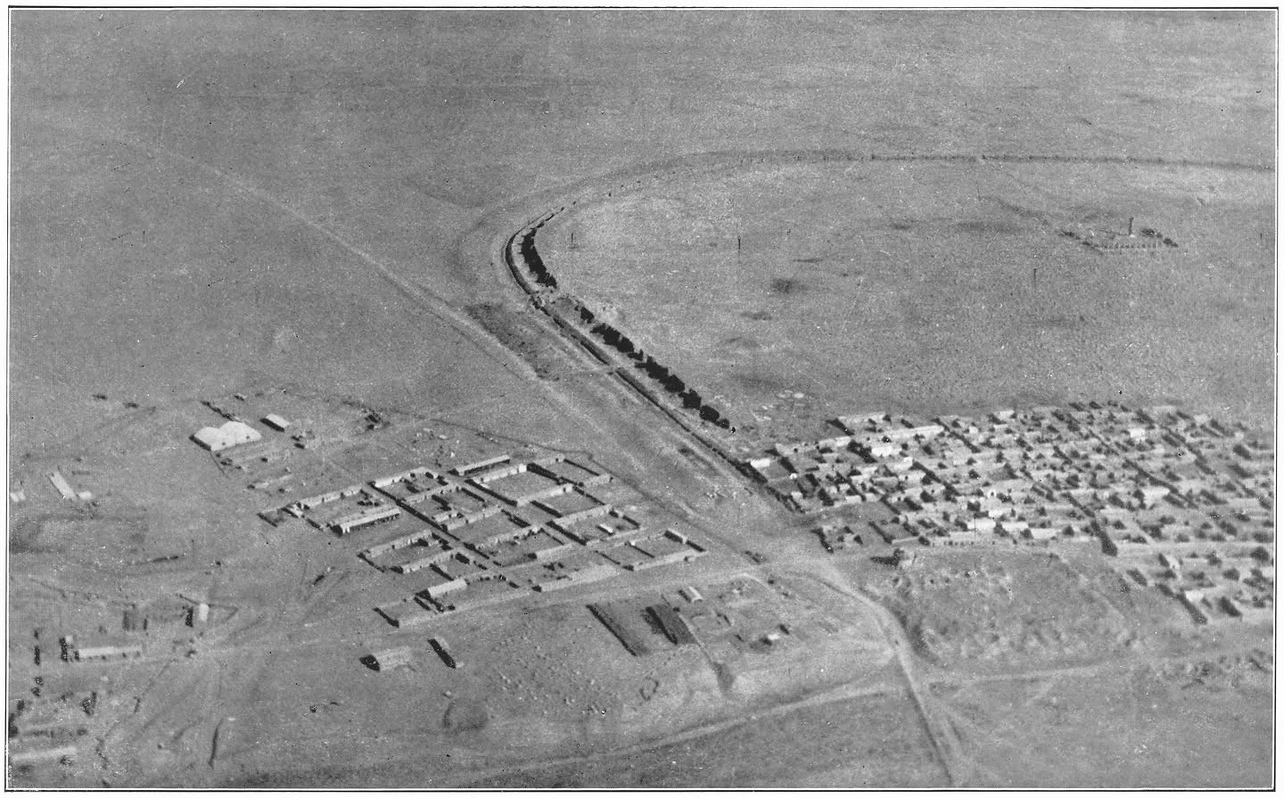 Afb. 40. Rakka; links de twee hangars van het Fransche vliegveld.