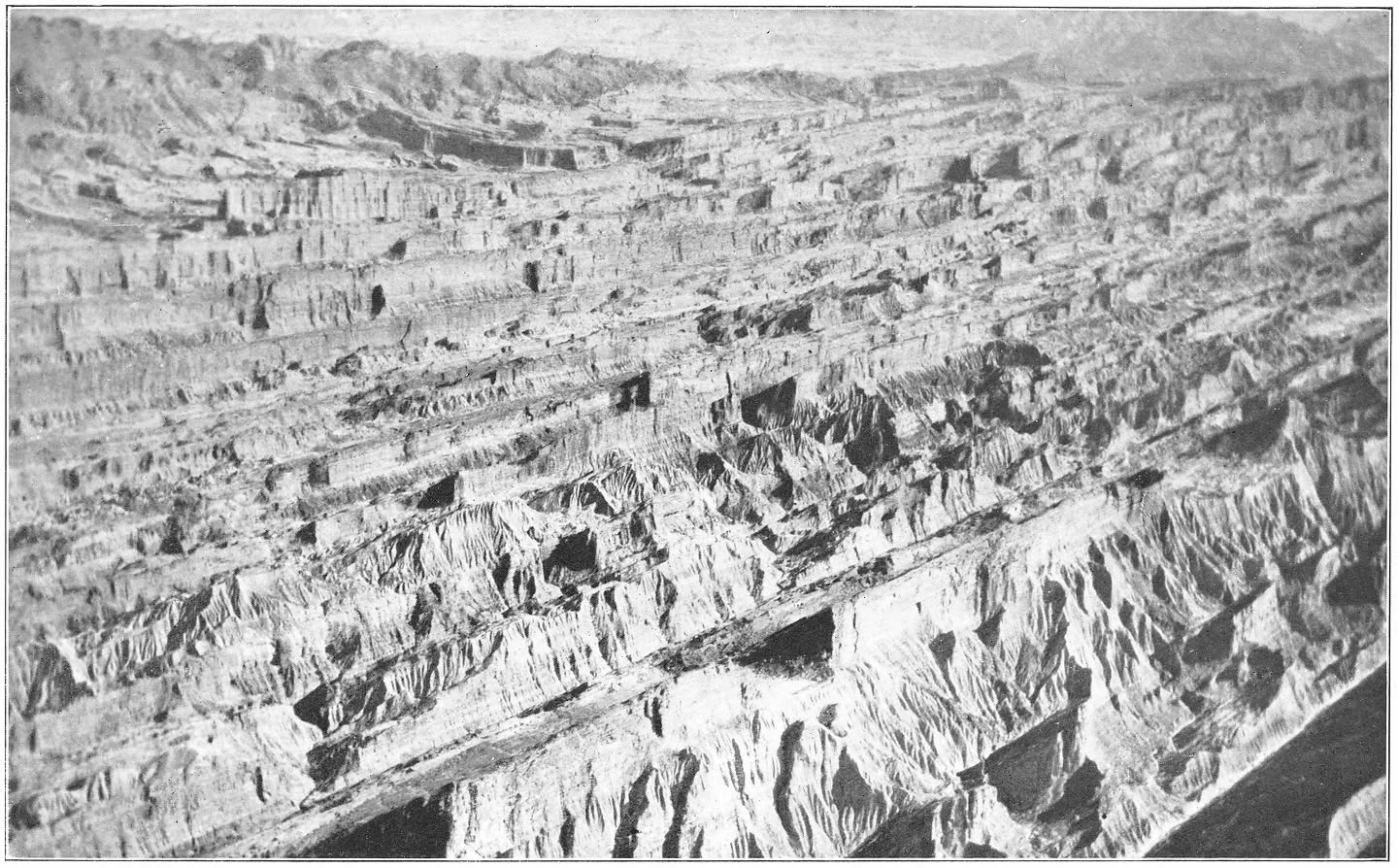 Afb. 45. Over gevaarlijk terrein langs de Perzische kust.