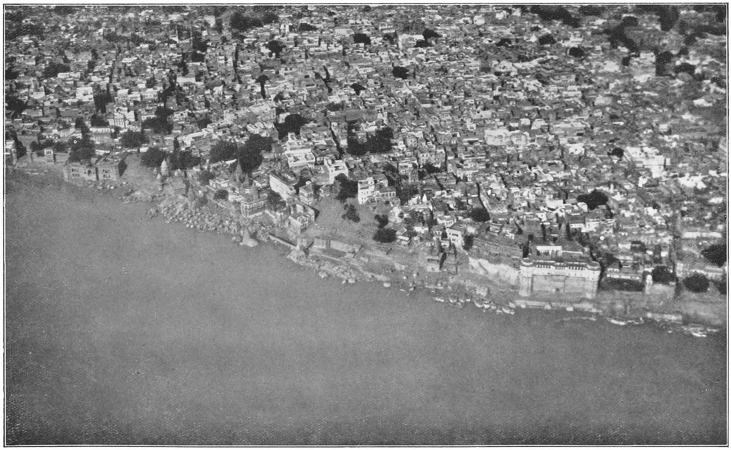 Afb. 64. De oever van den Ganges te Benares.