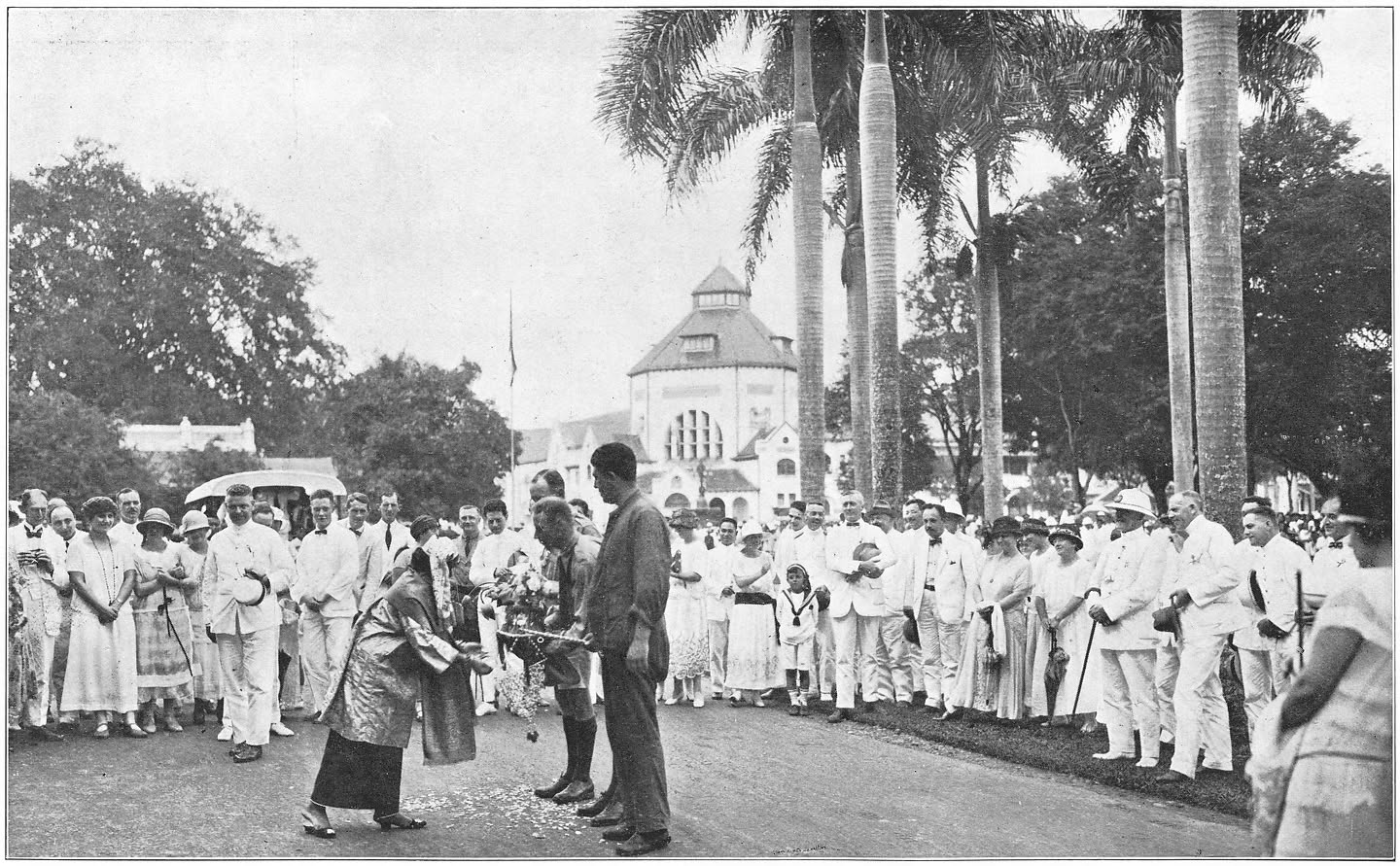 Afb. 93. Medan; begroeting door Indische meisjes in adat-costuum.