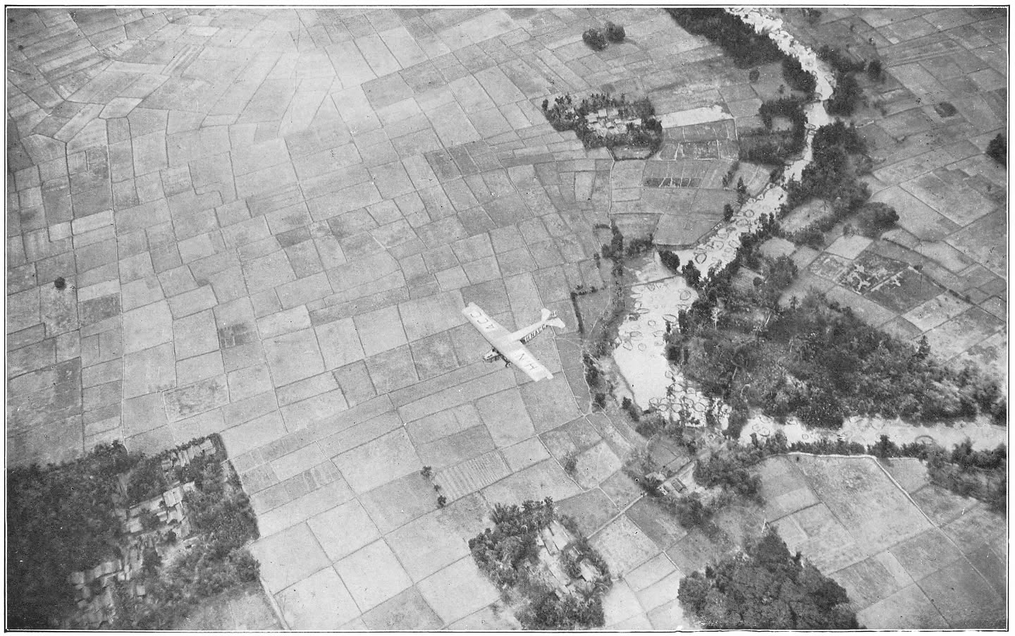 Afb. 101. De F VII boven de sawa’s van Bantam.