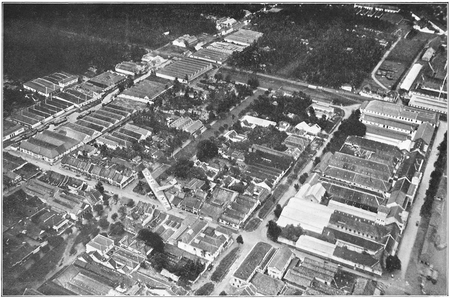 Afb. 104. Boven de benedenstad van Batavia.