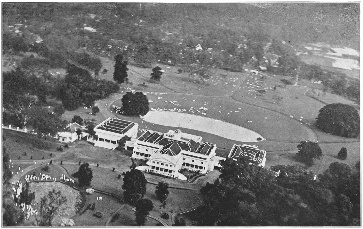 Afb. 109. Paleis G. G. te Buitenzorg vanuit de F VII.