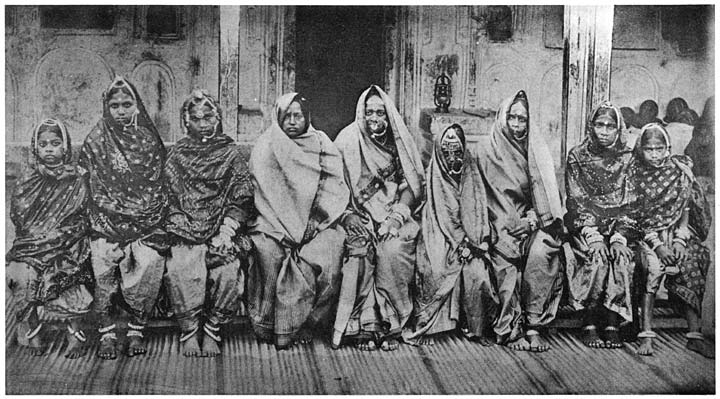 Group of women in Hindustāni dress