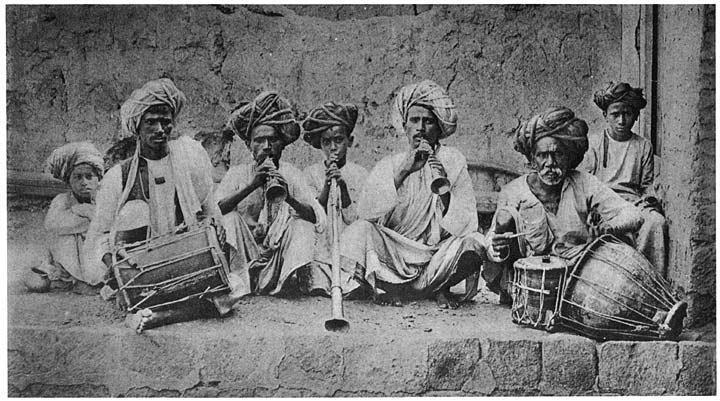 Māng musicians with drums