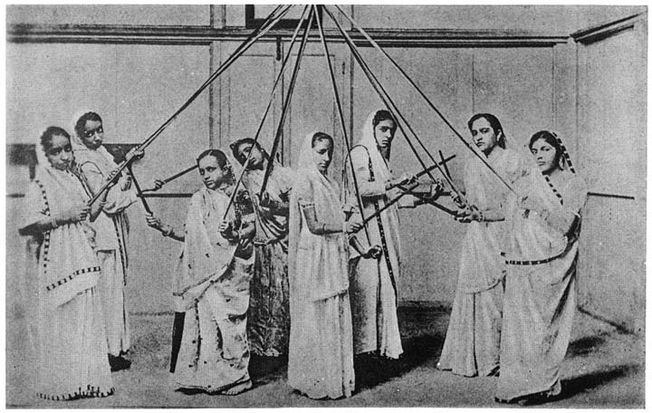 Gujarati girls doing figures with strings and sticks