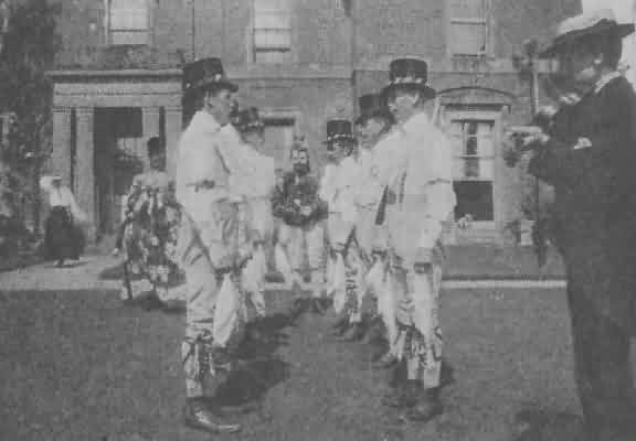 THE BIDFORD MORRIS SIDE.<br />

(FIDDLER in foreground, to the right; HOBBY-HORSE—left, and
FOOL—centre, beyond Dancers.)