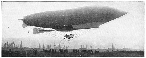 Het door de fransche regeering gekochte luchtschip “La Patrie”, dat op 30 Nov. 1907 op de vlakte van Souhesmes bij Verdun losgeraakt en weggewaaid is.