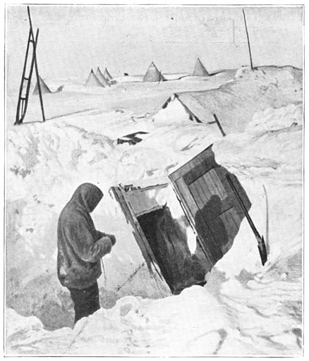 Ingang van de hut onder de sneeuw.