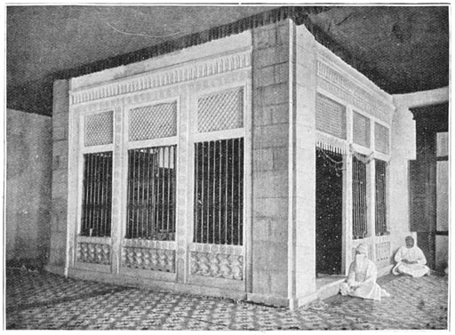 Kamer voor het vuur te Udvada. Priester met den sluier of padam v&oacute;&oacute;r den mond.