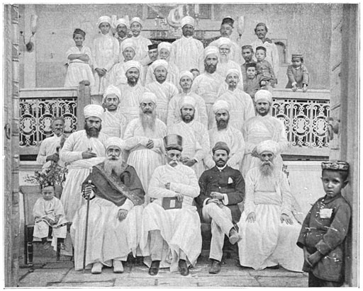 Priesters te Surate. De hoogepriester Rostamji met den staf.