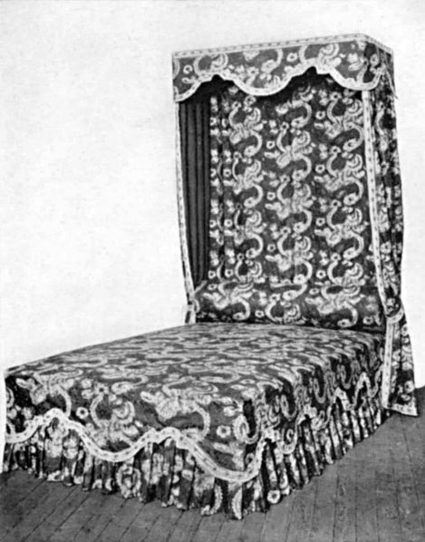 MRS. PAYNE WHITNEY'S GREEN FEATHER CHINTZ BED
