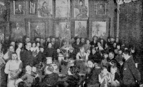 Osa Rjepinin ruokasalia, jossa n�kee h�nen maalauksiaan ja suuren py�re�n p�yd�n py�rivine keskuksineen.