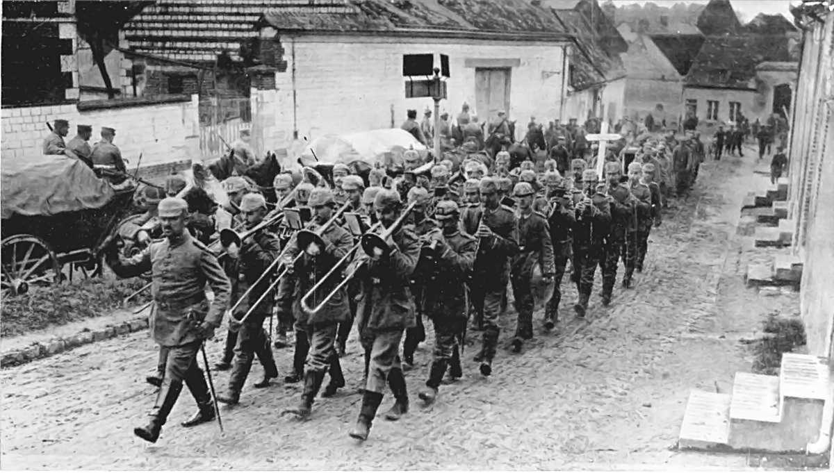AS USED IN THE GERMAN TRENCHES: A GERMAN BAND PLAYING ON
THE MARCH DURING THE WAR.