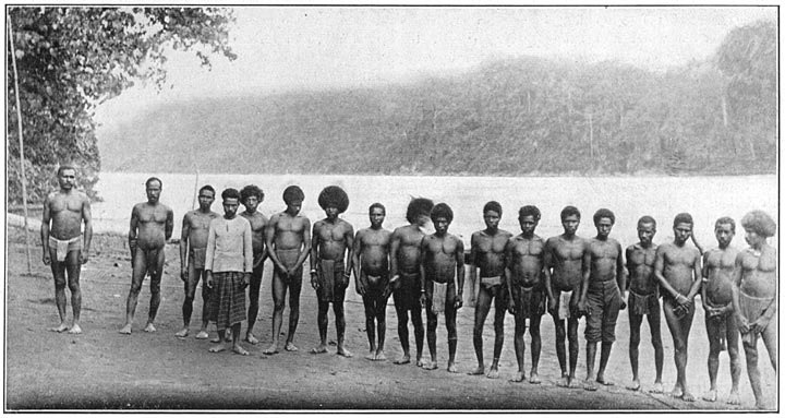 De Biaksche Papoea’s, die meehielpen om de stoomsloep naar Batavia-bivak te brengen.