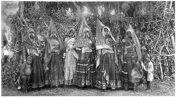 Banjāra women with the singh or horn.