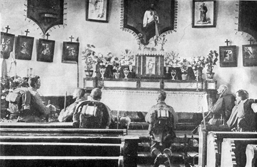 Deutsche Soldaten beim Gebet in einer kleinen Kirche in den Vogesen.