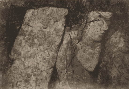 Bas-Relief colossal, á Palenque; cote droit de la cour du Palais.