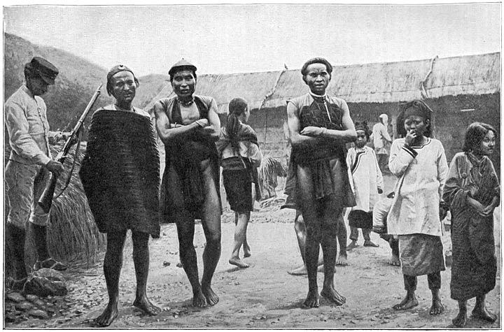 Koppensnellers van den stam der Atayals.