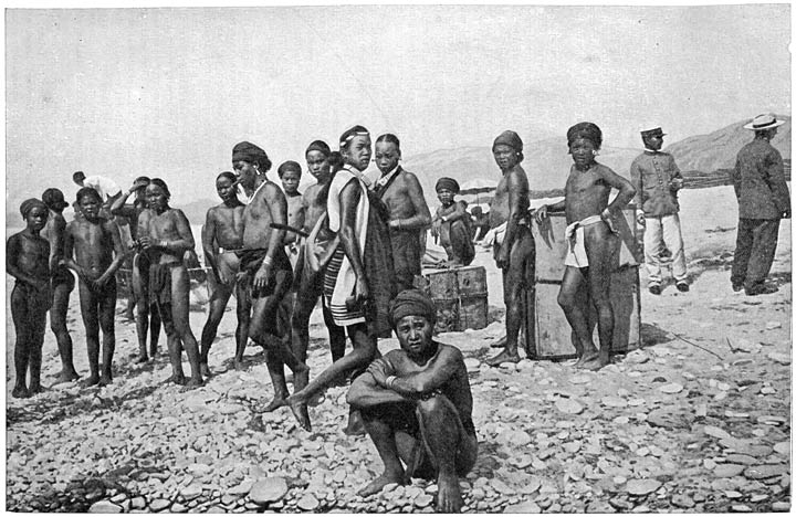 Halfwilde bevolking van Karenko aan het strand der Stille Zuidzee.