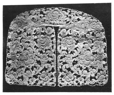 COLLAR IN GROS POINT DE VENISE.

Louis XIV. period.