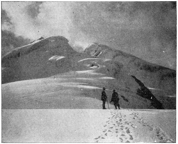 De Alexandra- en Margarethatop van af den Stanley-gletscher gezien.