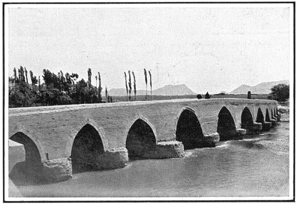 En zeer oude brug tusschen Ispahan en de christelijke voorstad Dsjoelfa