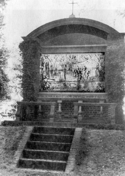 Robert Hunt Memorial Shrine

Erected by the National Society of Colonial Dames of America in
the State of Virginia. Presented to the Diocese of Southern Virginia
of the Protestant Episcopal Church, June 15, 1922. It was placed in
the perpetual care of the Association for the Preservation of Virginia
Antiquities.

Courtesy Cook Collection, Valentine Museum and National Park Service