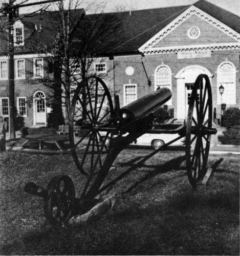 Naval cannon in front of the courthouse.