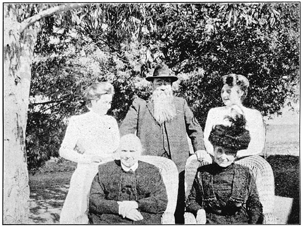 Oud-President Steijn van Oranje Vrijstaat met twee zijner dochters. Zijne vrouw en moeder zitten voor hem.